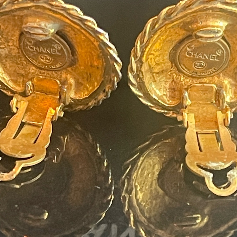 GUC Chanel Vintage 1971-1980 Gold Plated Clip-On Earrings - Picture 4 of 5